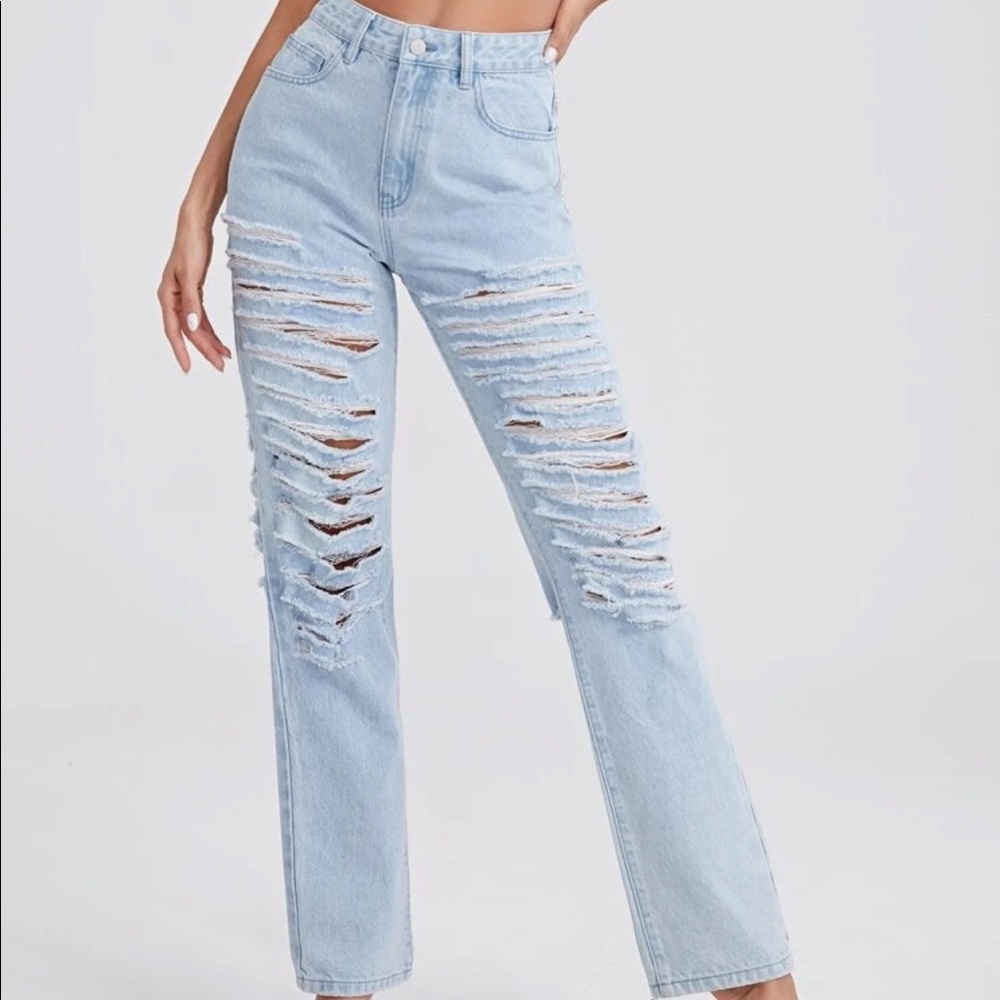 Ripped Straight Leg Jeans 💙